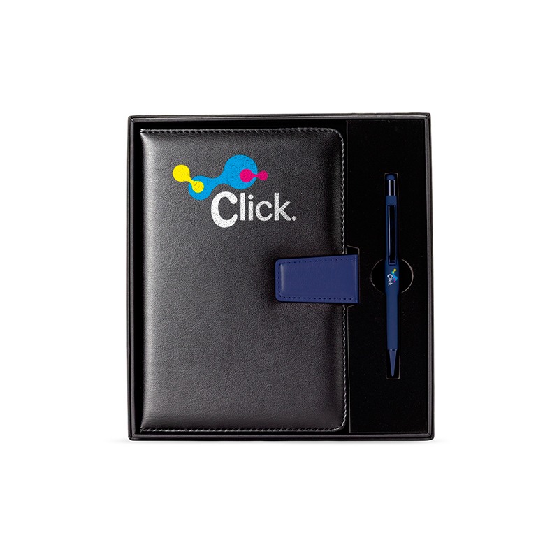 Kit executivo com duas peças, composto por uma caderneta de capa em couro sintético com fechamento magnético e cerca de 80 folhas pautadas, e uma caneta em metal com detalhes em plástico, ponteira emborrachada para uso em dispositivos touchscreen e carga esferográfica azul de 1,0 mm. Acompanha uma caixa de papelão com berço em espuma para a caneta.

Largura :  21 cm

Profundidade :  2,7 cm

Comprimento :  22,5 cm

